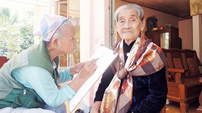 Chạy đua với thời gian để vẽ Mẹ Việt Nam anh hùng Họa sĩ Đặng Ái Việt.