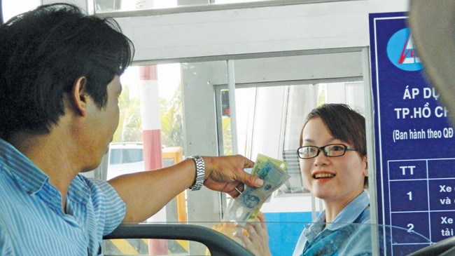 Nụ cười nơi cửa ngõ Sài Gòn Nhân viên thu phí giao tiếp với lái xe bằng nụ cười và thái độ phục vụ thân thiện, ân cần.