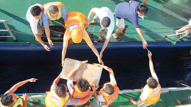 Hoàng Sa - Những ngày chưa xa Tiếp tế trên vùng biển Hoàng Sa. Ảnh: Công Khanh.