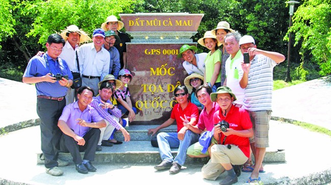 Nghiêng mình ở tọa độ thiêng Đông đảo người dân đến với Đất Mũi. Ảnh: Đại Dương.