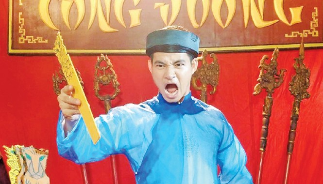 Hài tết của Xuân Bắc không khành khạch, sẽ mủm mỉm Xuân Bắc không lo lép vế với vai người tốt trong “Quan trường-trường quan”. Ảnh: Phạm Đông Hồng.
