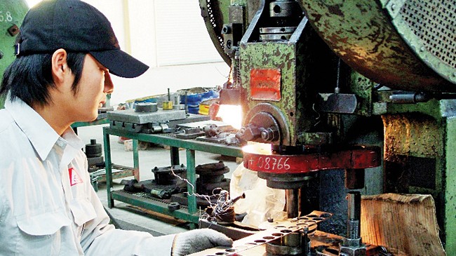 Kinh tế Việt Nam năm 2015: Nhiều đầu việc cần sớm giải quyết Công nhân làm việc trong nhà máy xích líp Đông Anh.