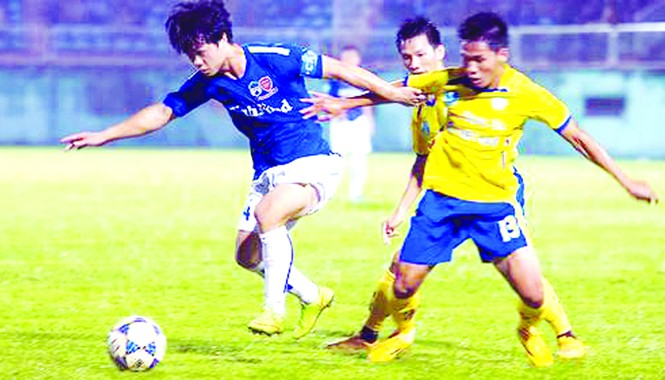 Khai mạc V-League 2015: Sơn Tinh - Thủy Tinh Hoàng Anh Gia Lai (áo xanh) - Khánh Hòa.