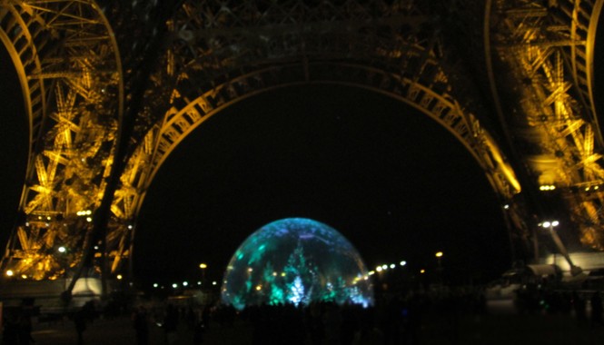 Năm mới, Paris cầu chúc cho trái đất thanh bình Quả địa cầu lung linh như pha lê dưới chân tháp Eiffel.