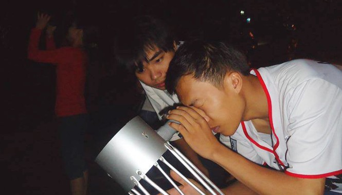 Sự kiện thiên văn đáng chú ý 2015 Những thành viên của Hội thiên văn trẻ Việt Nam tổ chức quan sát bầu trời. Ảnh: VACA.