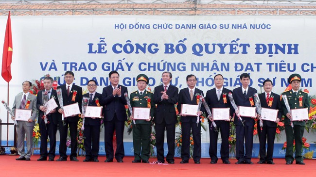 Phong phó giáo sư, giáo sư: Trẻ hóa, già hóa song hành Hội đồng chức danh Giáo sư Nhà nước tổ chức Lễ công bố quyết định và trao giấy chứng nhận đạt tiêu chuẩn giáo sư, phó giáo sư (năm 2013). Ảnh: TTXVN.