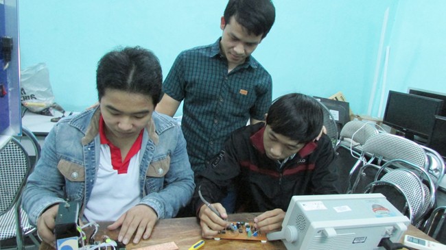 Săn học bổng để nghiên cứu sáng tạo Ba chàng sinh viên đang trong phòng thực hành.