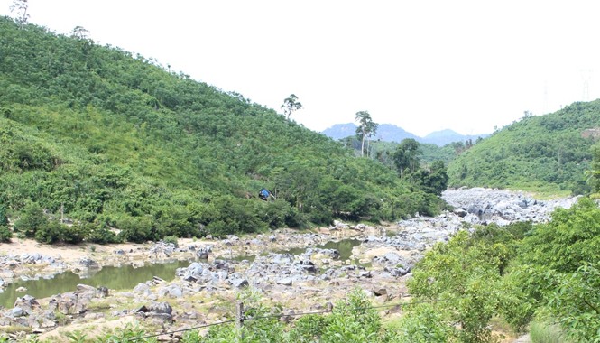 Nhà khoa học trẻ bàn về môi trường lưu vực sông Đoạn sông Vu Gia phía sau đập thủy điện Đắk Mi 4 chảy qua huyện Nam Giang, tỉnh Quảng Nam trơ đáy vào mùa cạn 2014. Ảnh: Nguyễn Hoài.