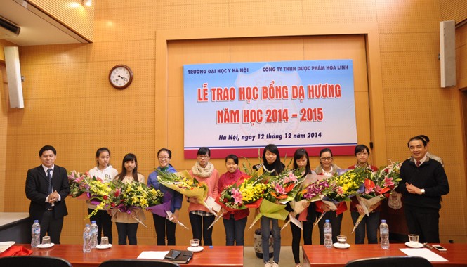 Dạ Hương chung sức cùng nữ sinh ĐH Y Hà Nội năm học 2014-2015 Dạ Hương chung sức cùng nữ sinh ĐH Y Hà Nội năm học 2014-2015