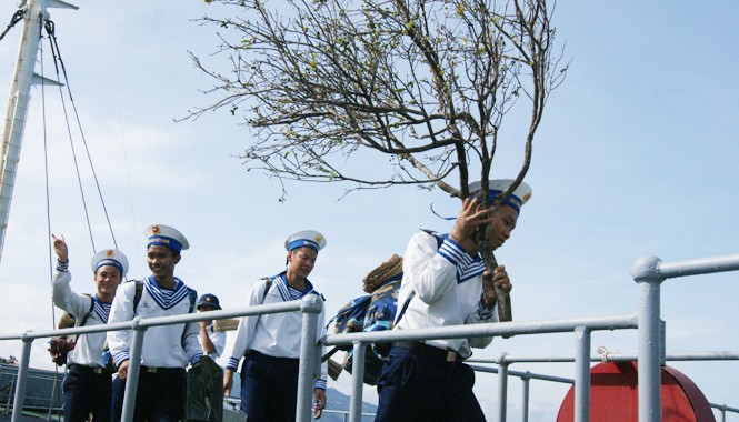 Ra Trường Sa mùa áp Tết Đào được đưa lên tàu để vận chuyển ra với quân và dân Trường Sa đón Tết. Ảnh: L.H.V.