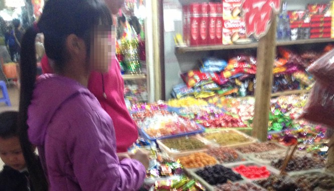Mứt, bánh kẹo Tết “3 không” bày bán tràn lan Bánh kẹo giá rẻ “3 không” bày bán tràn lan.