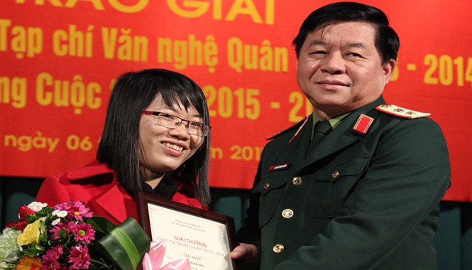 Chờ đợi thế hệ mới viết về chiến tranh Nguyễn Thị Kim Hòa nhận giải Nhất với 3 truyện ngắn. Ảnh: NĐToán.