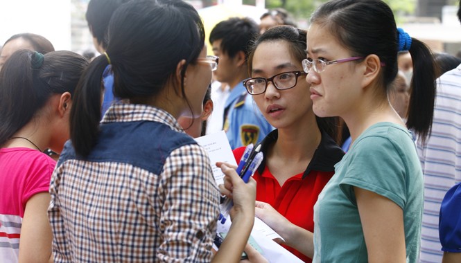 Dự thảo quy chế tổ chức kỳ thi THPT quốc gia: Nhiều băn khoăn Thí sinh dự thi đại học năm 2014 tại Hà Nội. Ảnh: Hồng Vĩnh.