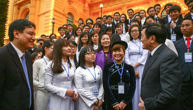 Chủ tịch nước Trương Tấn Sang: Tài phải đi liền với đức Chủ tịch nước Trương Tấn Sang trò chuyện với các sinh viên ưu tú. Ảnh: Vương Bảo Anh.