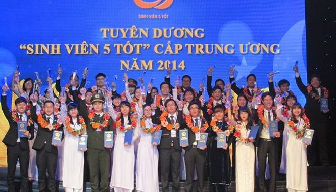 Thế hệ sinh viên thời đại mới: Trí tuệ, kỹ năng và hội nhập sâu rộng Các sinh viên tiêu biểu nhận giải thưởng “Sinh viên 5 tốt” và “Sao tháng giêng”.