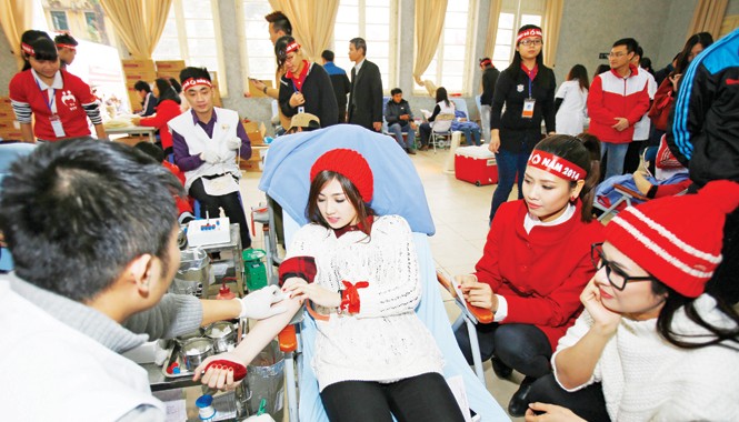 Hôm nay khởi động Chủ nhật Đỏ 2015 Hoa hậu Ngọc Hân, Á hậu Dương Tú Anh tham gia hiến máu trong Ngày Chủ nhật Đỏ 2014. Ảnh: Như Ý.