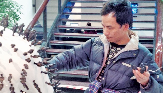 Bóng “quỷ” Trần Đức Quỷ đang chỉnh sửa tác phẩm của mình. Ảnh: Trung Dũng.
