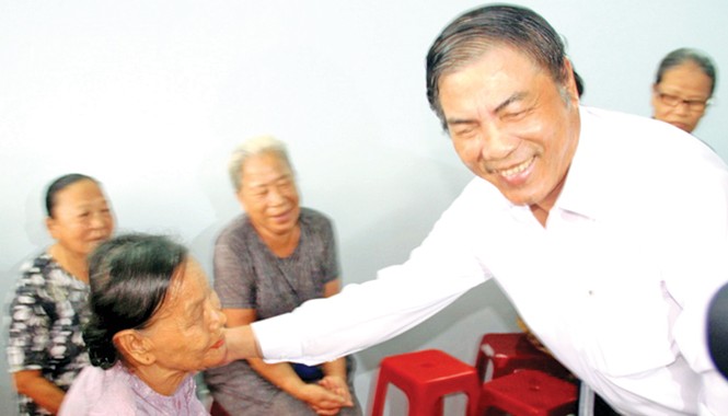 Sinh ra vốn dĩ là dân… Ông Nguyễn Bá Thanh với người dân làng phong Hòa Vân (quận Thanh Khê) tháng 9/2012. Ảnh: Nguyễn Huy.