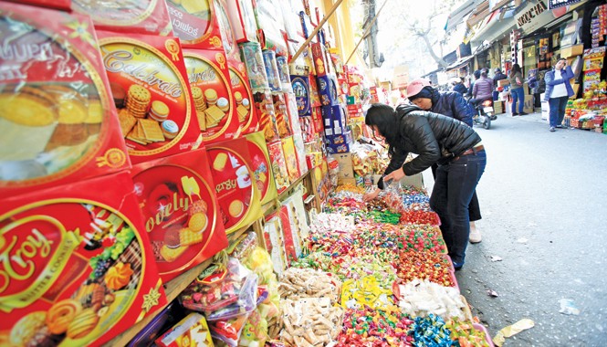 Thực phẩm Tết: Ngoại hút khách, nội ế sưng Ngồn ngộn bánh kẹo ngoại tại Hà Nội dịp giáp Tết. Ảnh: Như Ý.