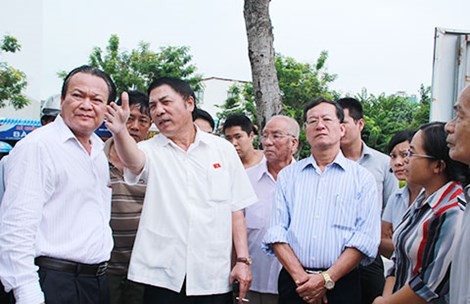 Khi lãnh đạo được dân chúc “cố lên”! Ông Nguyễn Bá Thanh trong một lần trực tiếp thị sát để giải quyết các bức xúc của cử tri quận Hải Châu (Đà Nẵng). Ảnh: PLO