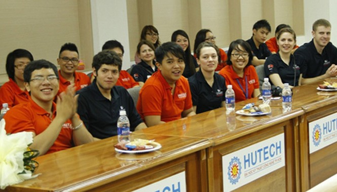 Nhiều bác sĩ, giảng viên ở TPHCM nhận thưởng Tết lớn Tết này, cán bộ, giảng viên tại trường ĐH Công nghệ TPHCM có thể được thưởng lên đến 100 triệu đồng.