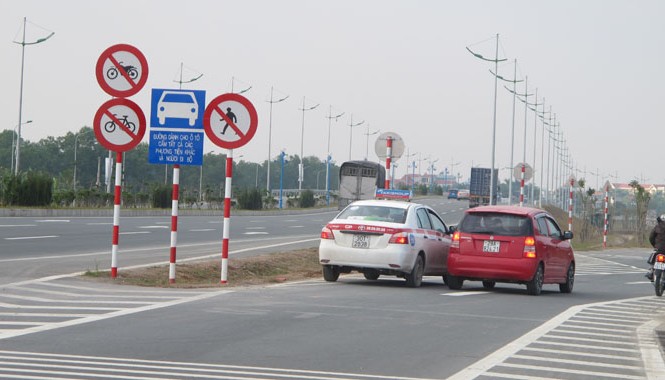 Cầu Nhật Tân: Biển báo bất cập, nguy hiểm rình rập Xe hơi cũng nhầm đường.