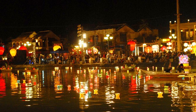 “Đêm phố cổ” Hội An được tổ chức hằng tuần Đèn hoa đăng được thả trên sông Hoài - Hội An vào hai đêm mồng một và mười bốn âm lịch. Ảnh: Ngọc Châu.