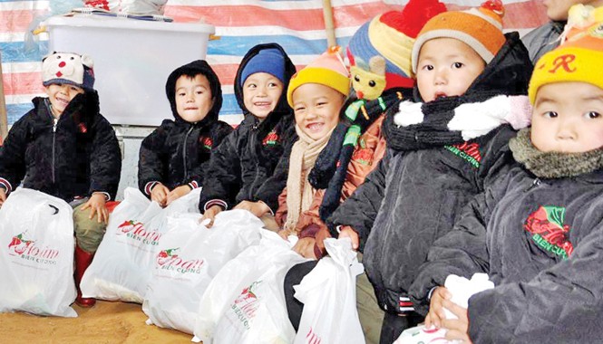 15 năm phong trào thanh niên tình nguyện: Ấm lòng mùa đông biên giới Trẻ em biên giới Cần Nông (Thông Nông, Cao Bằng) vui cười với những phần quà do nhóm Áo ấm biên cương trao tặng. Ảnh: Thanh Hải.