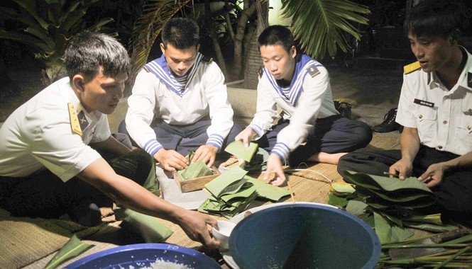 Tình quân dân trên đảo Trường Sa Lớn Các chiến sĩ đảo Trường Sa Lớn gói bánh chưng chuẩn bị đón Tết. Ảnh: L.H.V.