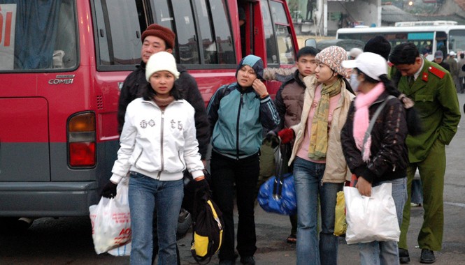 Xăng giảm giá kỷ lục, cước vận tải không giảm: Thiếu biện pháp đủ mạnh Giá cước vận tải vẫn đứng yên hoặc giảm nhỏ giọt. Ảnh: Hồng Vĩnh.