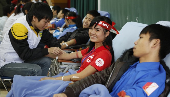 Dùng thân mình làm ngân hàng máu Chủ nhật Đỏ 2014 do báo Tiền Phong tổ chức. Ảnh: Hồng Vĩnh.