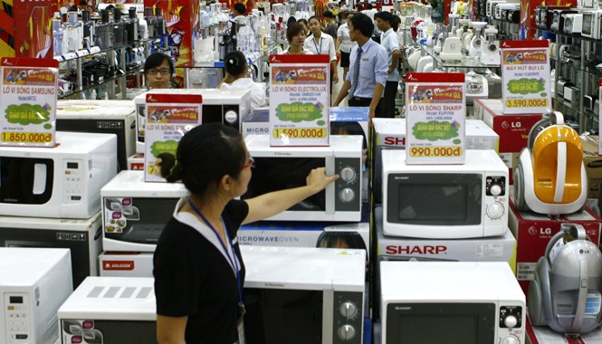 Cảnh giác “bẫy” khuyến mại ảo Các trung tâm điện máy thi nhau bày hàng hạ giá. Ảnh: Hồng Vĩnh.
