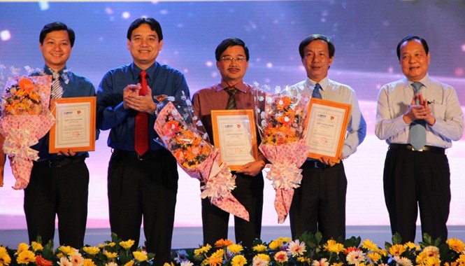 Hoạt động tình nguyện giúp phát triển cộng đồng Bí thư Thành ủy TPHCM Lê Thanh Hải và Bí thư thứ nhất T.Ư Đoàn Nguyễn Đắc Vinh trao giải thưởng Tình nguyện Quốc gia năm 2014
cho đại diện các tổ chức và cá nhân. Ảnh: Việt Văn.