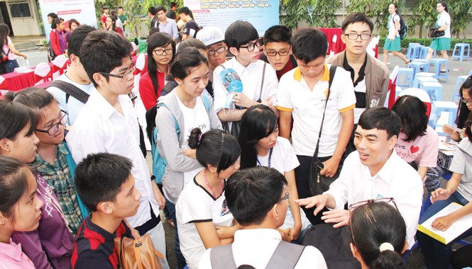 Thận trọng khi chọn nhiều môn thi TS Phạm Tấn Hạ, Trưởng phòng Đào tạo Trường ĐH Khoa học xã hội và nhân văn (ĐHQG TPHCM) tư vấn chuyên sâu cho học sinh. Ảnh: Việt Văn.