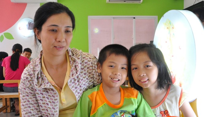 Học sinh, phụ huynh kêu cứu giúp cô giáo Cô giáo Trần Thị Sương và hai con tại Bệnh viện Truyền máu và Huyết học trong lúc chờ được vào truyền máu.