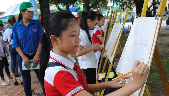 Tăng cường cấp nước sạch cho các điểm trường Học sinh thành phố Hạ Long, tỉnh Quảng Ninh vẽ tranh về chủ đề bảo vệ môi trường.