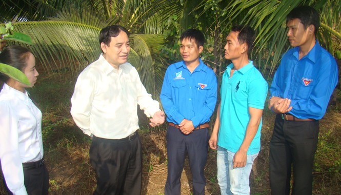 Phong trào có uy tín sẽ tập hợp được thanh niên Anh Nguyễn Đắc Vinh thăm mô hình sản xuất của anh Trần Quốc Bảo.