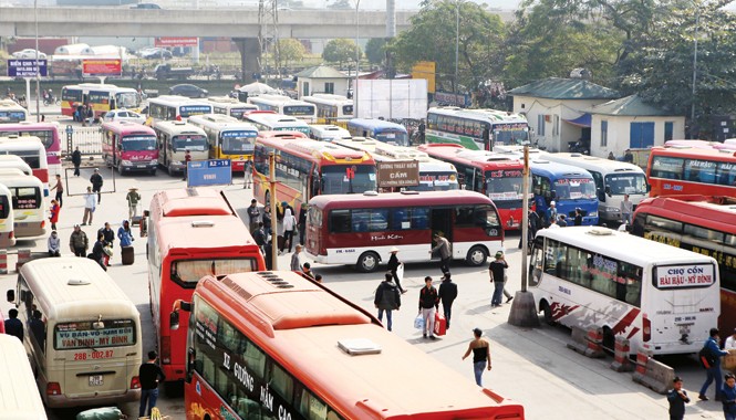 Nghịch lý giá xăng, giá cước: Phải cậy Chính phủ mới xong? Giá cước vận tải án binh bất động gây bức xúc cho hành khách. Ảnh: Ngọc Châu.