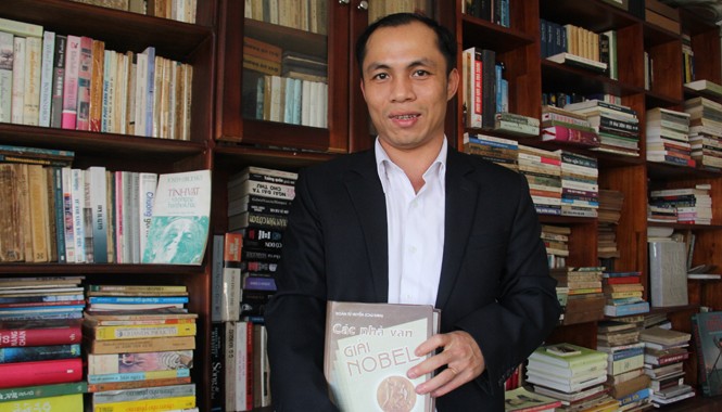 Người 'săn' sách của các tác giả đạt giải Nobel Anh Tuấn bên tủ sách của mình. Ảnh: Thanh Trần.