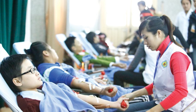 Máu của ai cũng đỏ, biển ở đâu cũng mặn Chủ nhật Đỏ - ngày hội của những tấm lòng nhân ái đang lan tỏa mạnh mẽ. Ảnh: Như Ý.