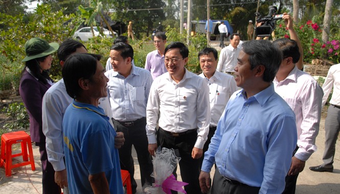 Thống đốc: 'Giúp người nghèo đừng chỉ bằng tiền bạc' Thống đốc xuống thăm và tặng 108 xuất quà Tết cho hộ nghèo tại Ấp Tân Thới ( Huyện Phong Điền, Cần thơ). Ảnh: Quang Cảnh.