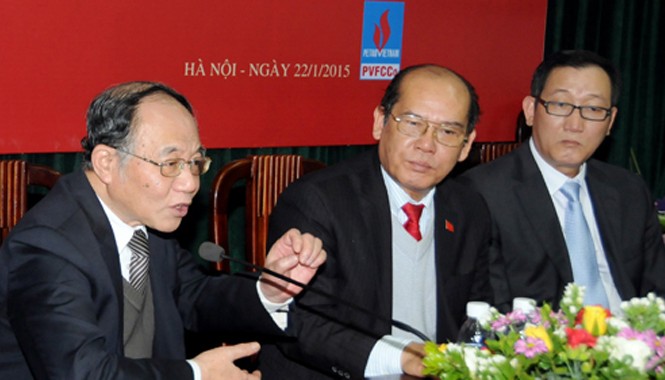 Góp phần giữ vững ổn định chính trị GS Hoàng Chí Bảo (ngoài cùng bên trái) phát biểu tại buổi tọa đàm ngày 22/1.