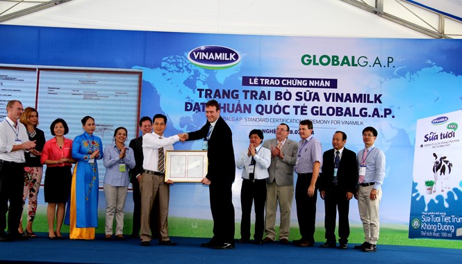 Vinamilk tăng thu mua sữa tươi nguyên liệu của nông dân Trong năm 2014, năm trang trại của Vinamilk đều đã được chứng nhận đạt chuẩn quốc tế GlobalG.A.P. (Thực Hành Nông Nghiệp Tốt Toàn cầu).
