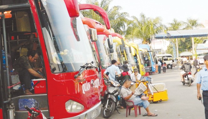Bó tay với hàng trăm hãng xe đò trục lợi Vẫn còn trên 100 DN vận tải chưa giảm giá cước.
