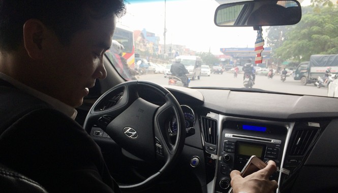 Dịch vụ Uber: Không đi xe vẫn bị trừ tiền Một tài xế uber.