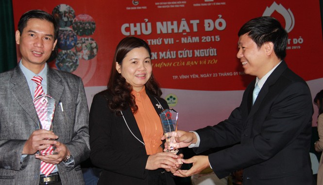Tuổi trẻ Vĩnh Phúc hiến 220 đơn vị máu Phó TBT báo Tiền Phong Trần Thanh Lâm, đại diện BTC trao kỷ niệm chương cho hai đơn vị phối hợp tổ chức Chủ nhật Đỏ.