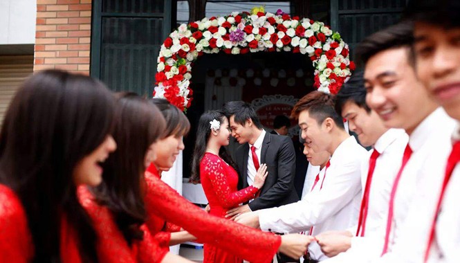 Sinh viên “bán duyên” Đội bê tráp đám cưới thuê chụp ảnh cùng cô dâu, chú rể.