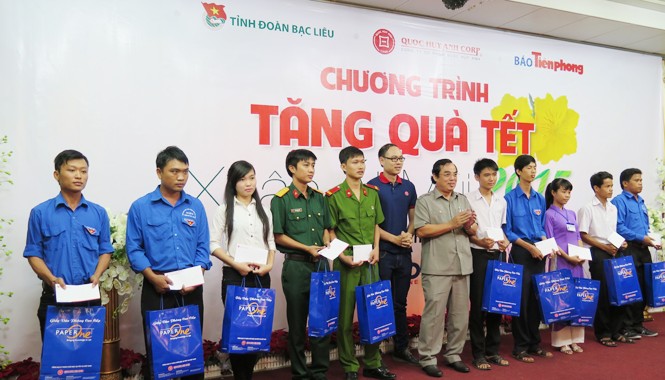 Quà tết đến với học sinh nghèo Bạc Liêu Ông Dương Thành Trung, Phó Bí thư Tỉnh ủy Bạc Liêu cùng ông Nguyễn Mạnh Quý đại diện Cty CP Quốc Huy Anh trao quà tại Bạc Liêu. Ảnh: Tiến Hưng.