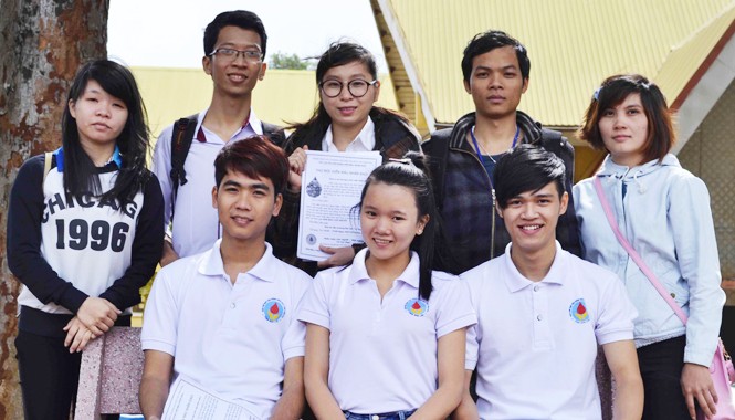 Đại học Tây Nguyên: Điểm hẹn Chủ nhật Đỏ Nhóm sinh viên Đại học Tây Nguyên vừa hiến máu tại Bệnh viện Đa khoa tỉnh.