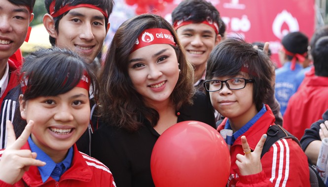 Góp 'lửa' cho Chủ nhật Đỏ Ca sĩ Bảo Trâm với các bạn SV trong ngày Chủ Nhật Đỏ. Ảnh: Hồng Vĩnh.